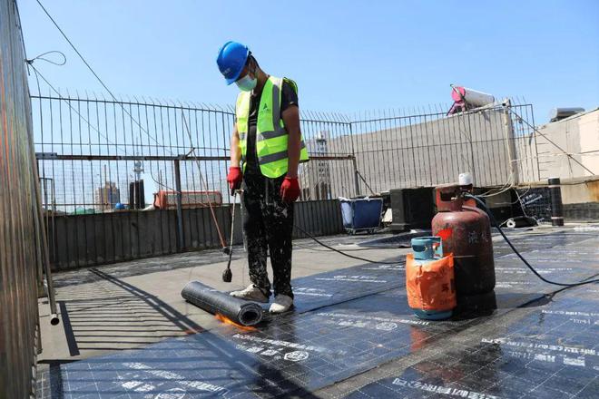不畏&ldquo;烤&rdquo;驗(yàn)保進(jìn)度 市北區(qū)今年230余棟老舊樓院外墻保溫工程施工過半,計(jì)劃供暖前完成